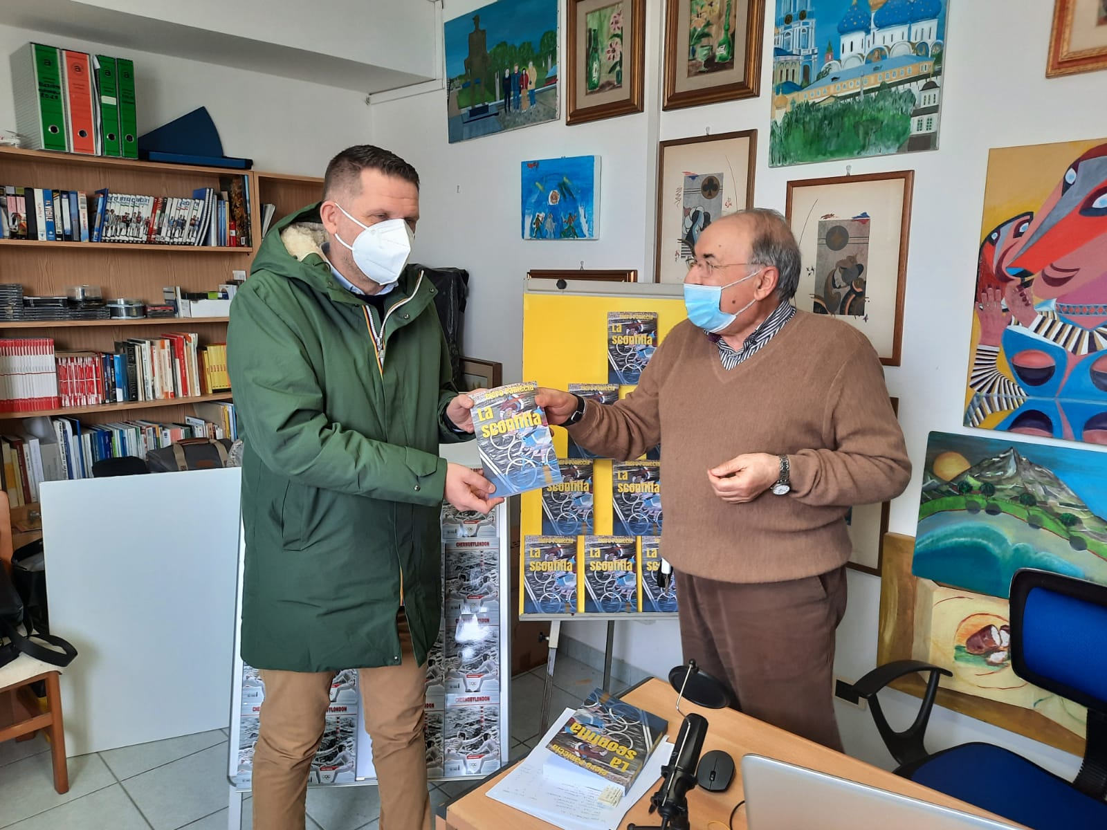 Una copia del libro La Sconfitta viene consegnata al sindaco di Monteprandone